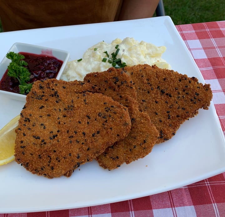 review photo of Stiftskeller Sankt Florian Seitanschnitzel mit Kartoffelmajonnaisesalat shared by @lenmarlene on 12 Sep 2020 - review
