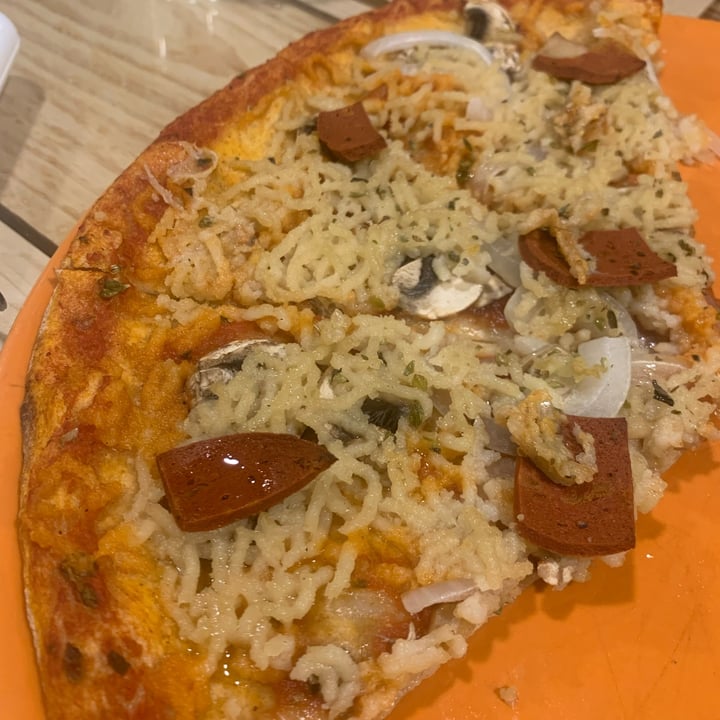 photo of Dolce Pizza y Los Veganos Pizza De Chorizo Vegano shared by @helenpfuertes on  06 Feb 2022 - review