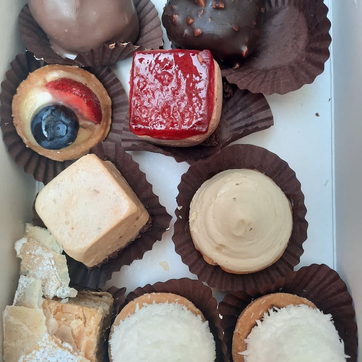 photo of Manola Pasticceria Naturale Pasticcini/Bignole shared by @beab on  07 Jun 2022 - review