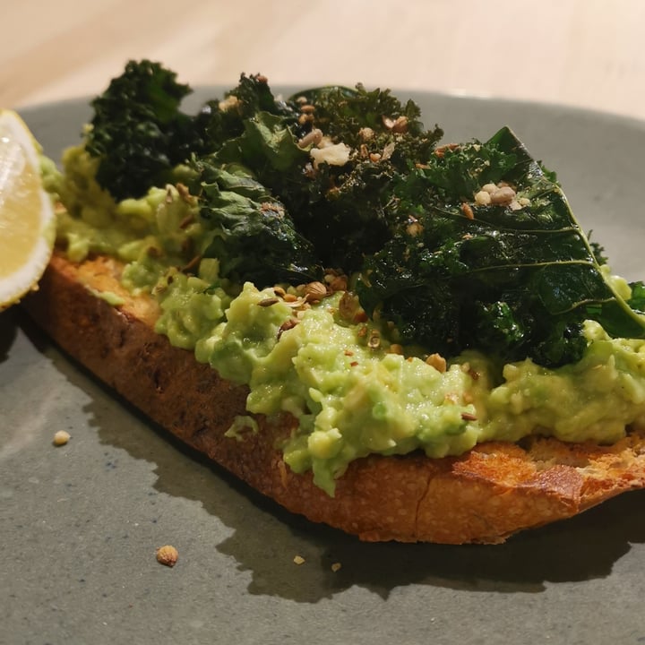 photo of Woolworths Cafe Smashed Avo Toast shared by @itsveganjoburg on  28 Feb 2022 - review