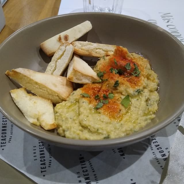 Photo of the dish “Hummus de garbanzos con pan”