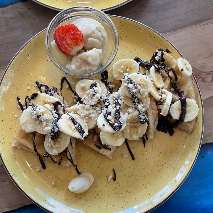 photo of Cleavy's Vegan & Vegetarian Eatery Vegan Waffle with Strawberries , Vegan Honnie  and Vegan Vanilla Icecream shared by @rachanab on  14 Aug 2022 - review