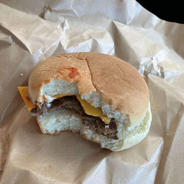 photo of Everyday Vegan Cafe Cheeseburger shared by @veganhubby on  31 Jul 2022 - review