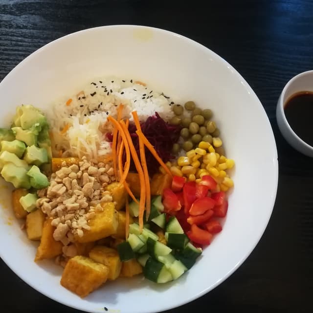 菜肴“Linh's Poke Bowl”的照片