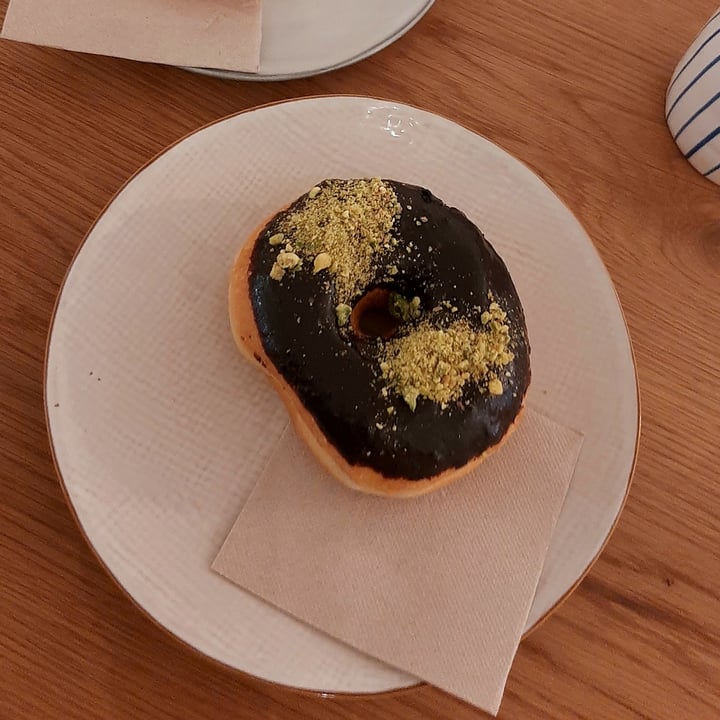 photo of Delish Vegan Doughnuts Chocolate y Pistacho shared by @madridvegano on  01 Aug 2021 - review