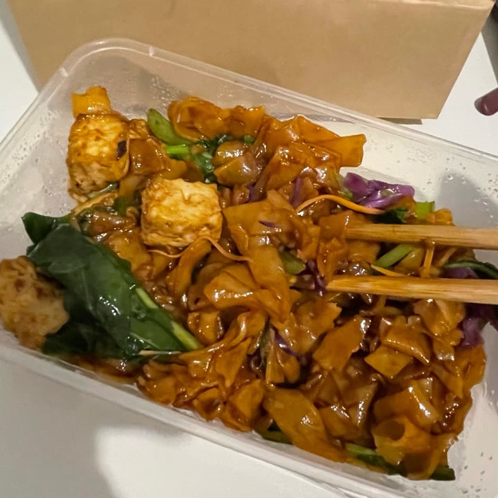 review photo of Healthy Thai Vegan & Vegetarian Cuisine Hokkien Noodles shared by @archvdrin on 05 Sep 2022 - review