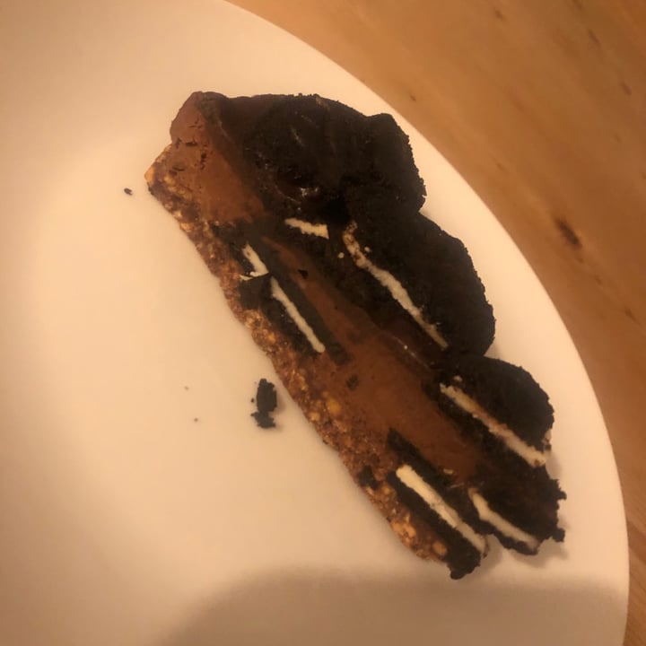 photo of English Cheesecake Company Cookies and Cream chocolate cheesecake slice shared by @lizzieatk on  11 Nov 2020 - review
