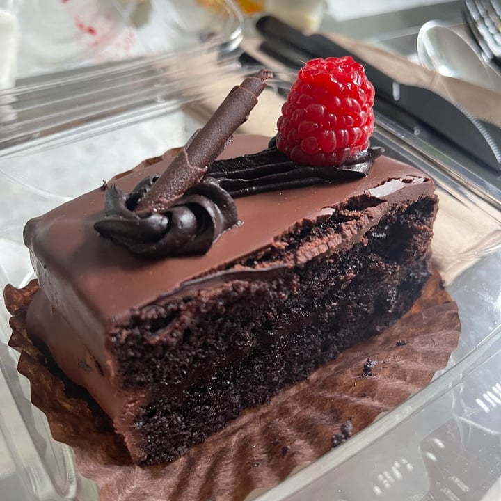 photo of Urth Caffé Vegan Chocolate Cake shared by @trinakm on  21 Nov 2021 - review