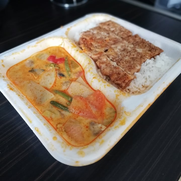 photo of Vegan Express Reis mit gebratenem Sesam Tofu und rote Currysoße shared by @markus09 on  08 May 2021 - review