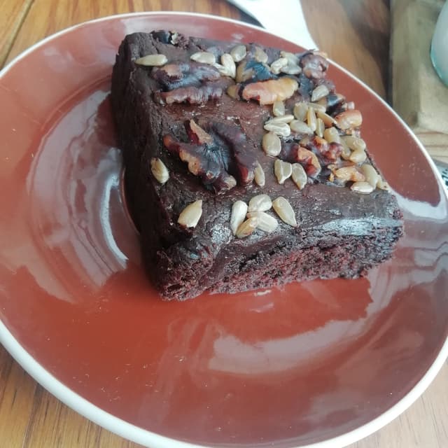 Photo of the dish “Brownie con nueces, dátiles y semillas de girasol”
