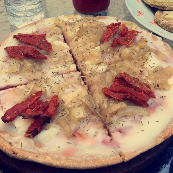 photo of Mandala Pizza de paparella con cebolla caramelizada y tomates secos shared by @candejulieta on  16 Feb 2021 - review