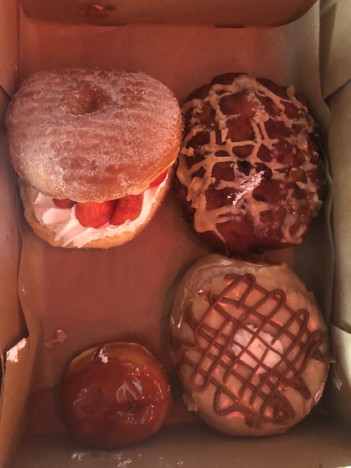 photo of Donut Bar Donuts- Apple Fritter, Strawberry Cream And Creme Brûlée shared by @larcilou on  29 Nov 2019 - review