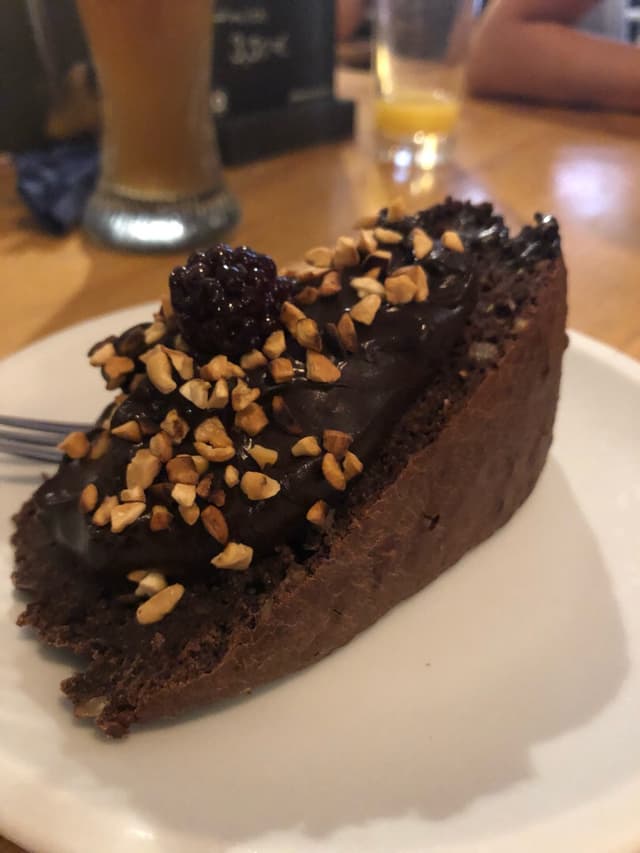 Photo of the dish “Chocolate-raspberry cake with frozen chocolate pudding and cashew topping”
