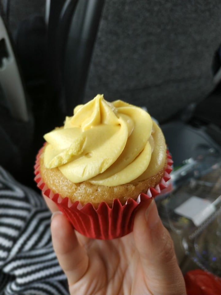 photo of Whole Foods Market Vegan Cupcakes shared by @raquelvegan on  09 Mar 2020 - review