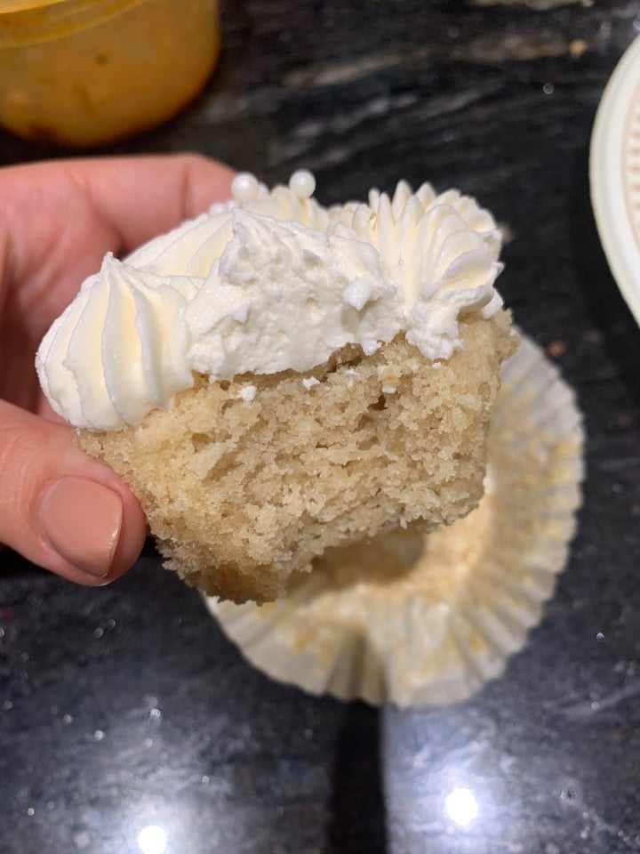 photo of Le Finis Vegan Vanilla Cupcakes shared by @alwayseatingvegan on  26 Nov 2020 - review