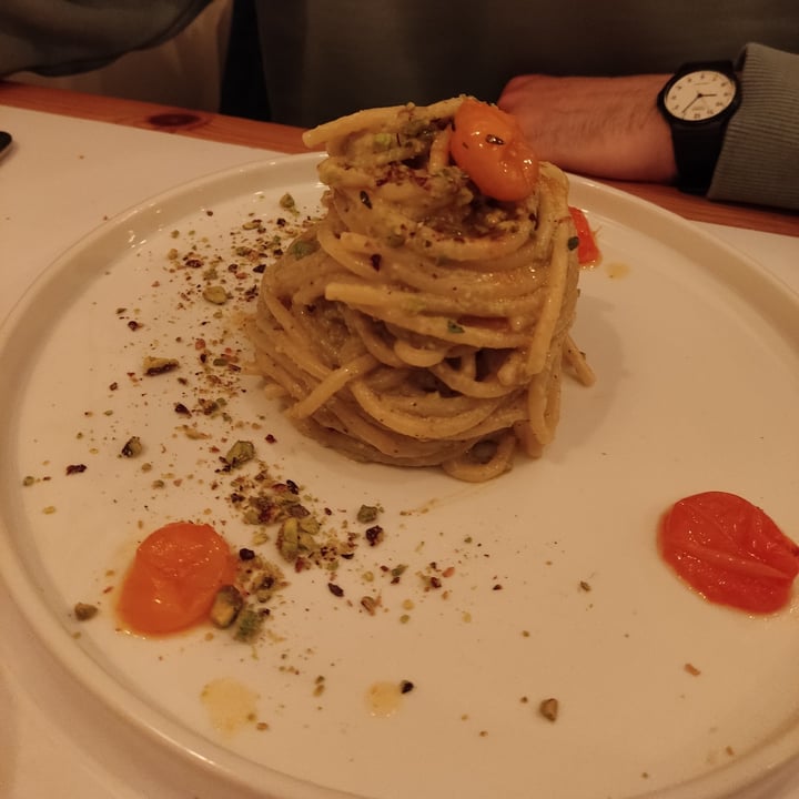 photo of Nativa Ristorante Spaghettoni al pesto di pistacchio e ciliegini gialli shared by @iris2326 on  01 Jun 2022 - review