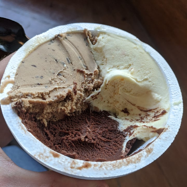 review photo of Diecci Helado De Maní, Chocolate Con Almendras Y Frutilla Con Naranja shared by @vlises on 28 Nov 2020 - review
