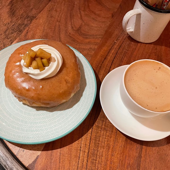 photo of VegAmazing Doughnuts Donut De Manzana Y Nata shared by @lurkelele on  04 Feb 2021 - review