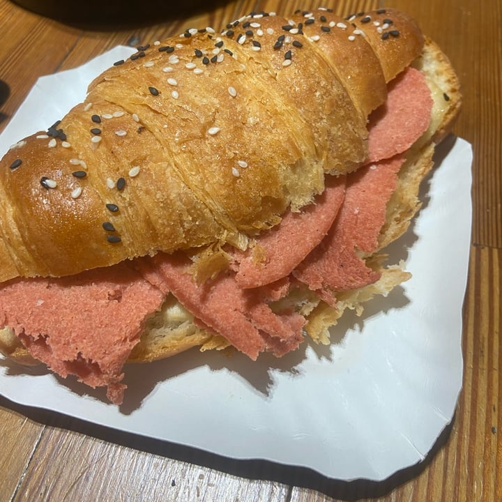 photo of Veganius Croisant De Jamón Y Queso shared by @pilarscarso on  15 Mar 2022 - review