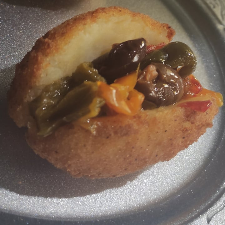 photo of Isabella De Cham Pizza Fritta Crocchè Di Patate Vegan shared by @chiarasciaudo on  19 May 2022 - review