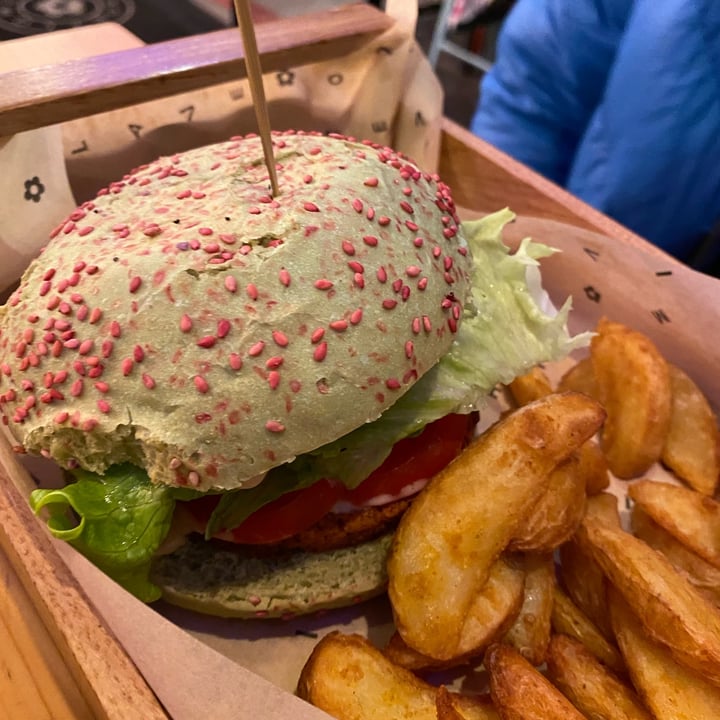 photo of Flower Burger Elf Burger shared by @veronicabarberio on  07 Dec 2021 - review