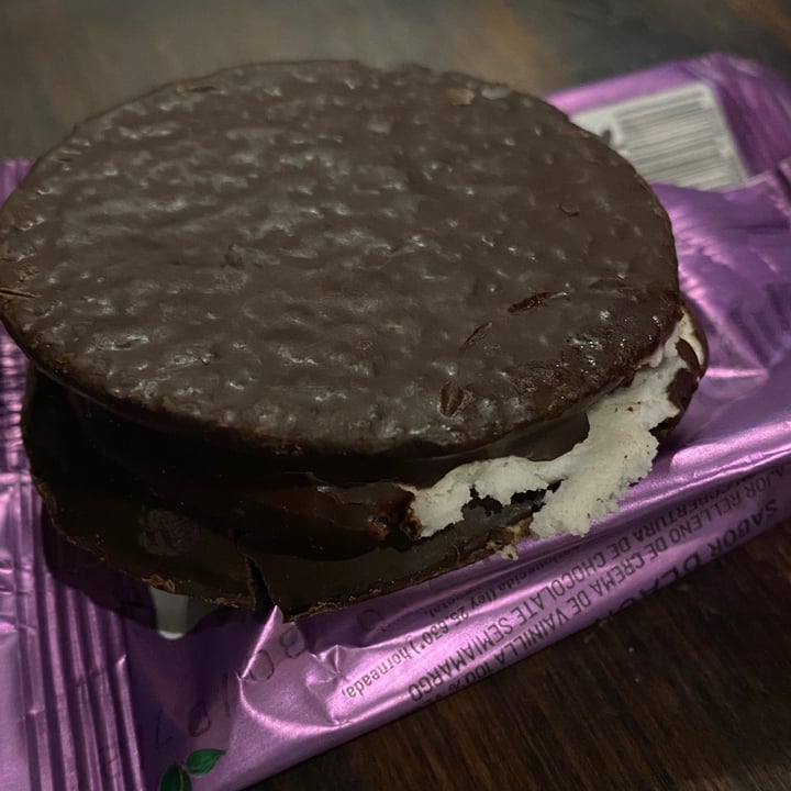 photo of Un Rincón Vegano Alfajor Black Vainilla shared by @consueloramirezz on  30 May 2021 - review