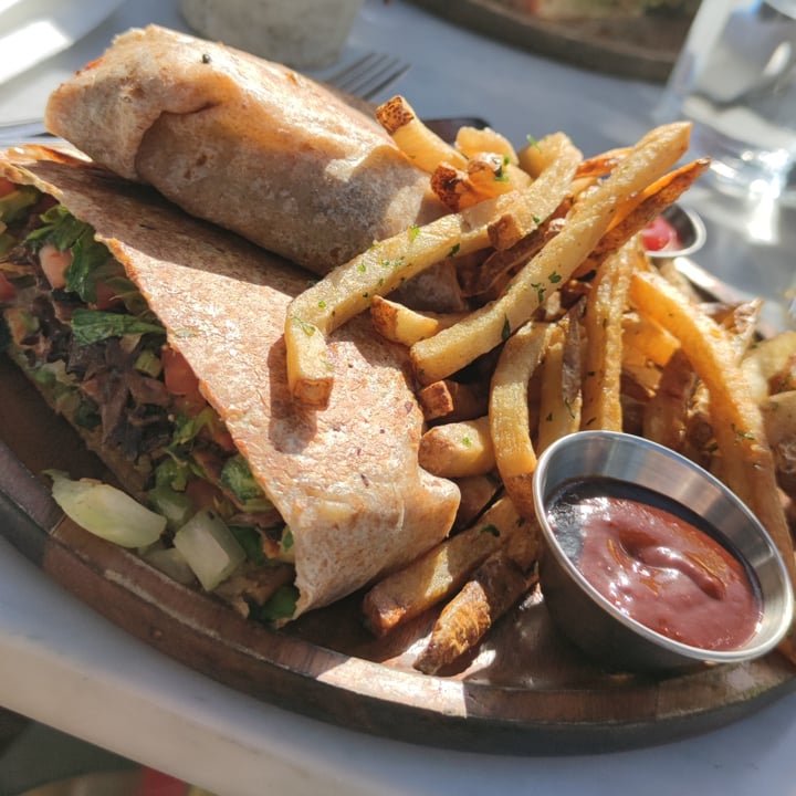 review photo of Cafe Gratitude Venice Yo soy fuerte shared by @iserranosev on 15 May 2022 - review