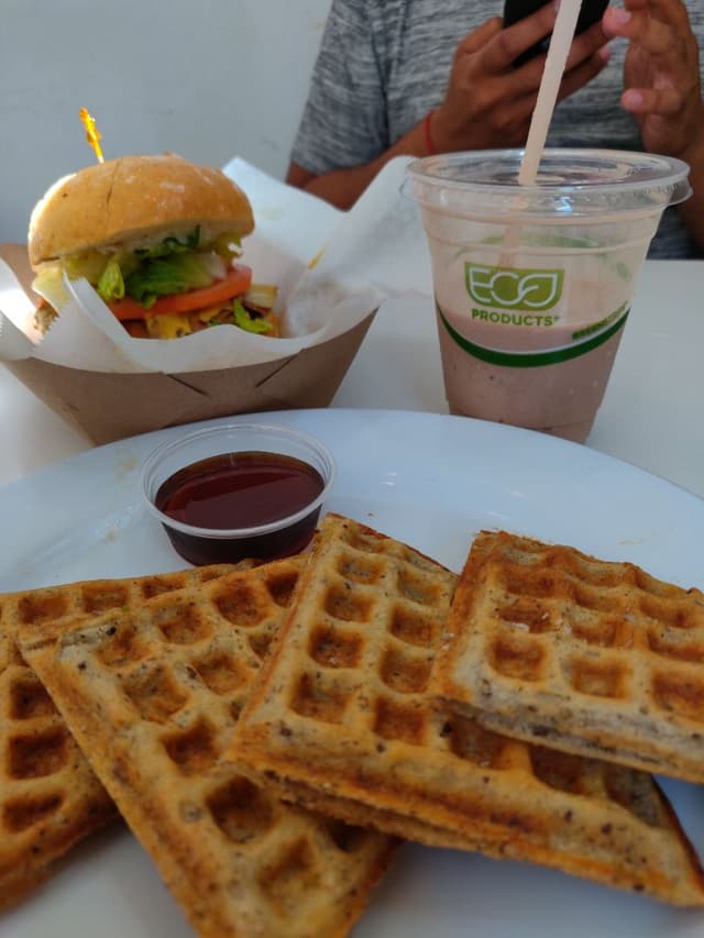 Foto del plato “Belgian Waffle & Bacon Ranch Cheeseburger”