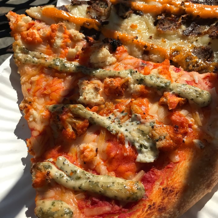 photo of Screamer's Pizzeria Buffalo Cauliflower Vegan Pizza With Basil shared by @izoldat on  30 Mar 2021 - review