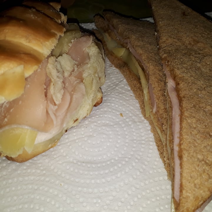review photo of Futuro veggie Sanguche de miga pan negro shared by @evelynmoyano20 on 02 Nov 2020 - review