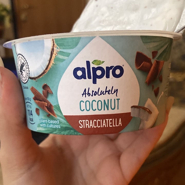photo of Alpro Absolutely Coconut Stracciatella shared by @vanessapomarico on  27 Apr 2022 - review