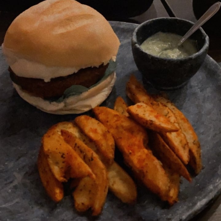 review photo of Taverna do Dragão hambúrguer vegano shared by @hannahwmat on 30 Dec 2021 - review