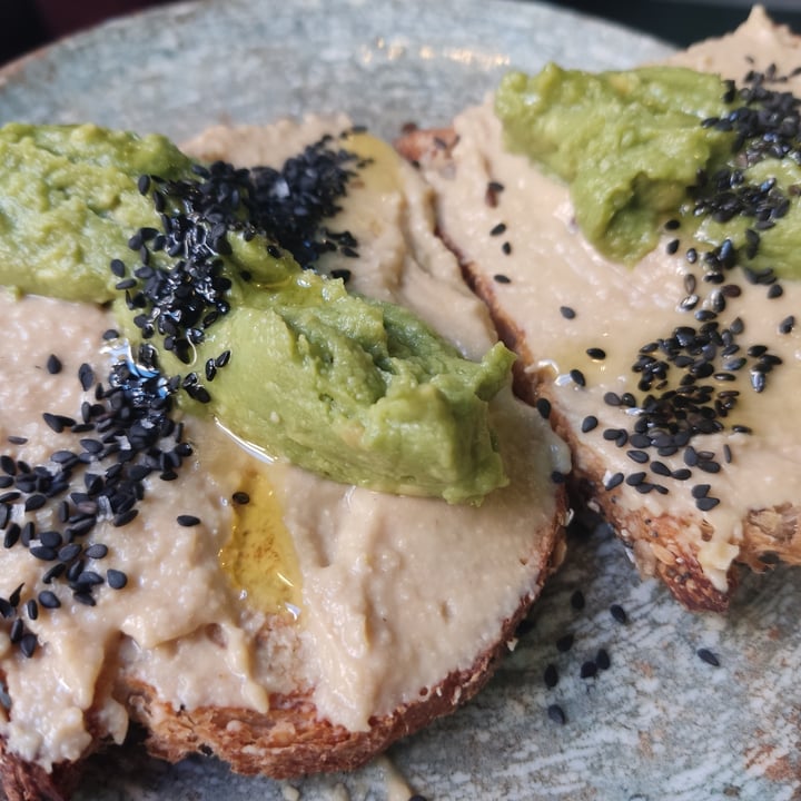 review photo of Frutas Prohibidas Tostada Hummus y aguacate shared by @ailedail on 20 Nov 2022 - review