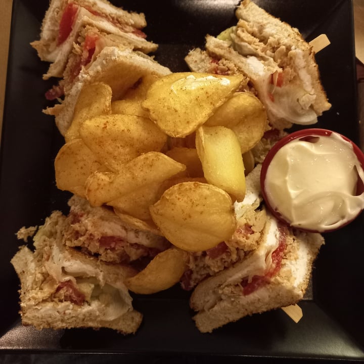 photo of Τρεις Λαλούν - Treis Laloun No Tuna Club Sandwich shared by @temperancexiiii on  28 Oct 2022 - review