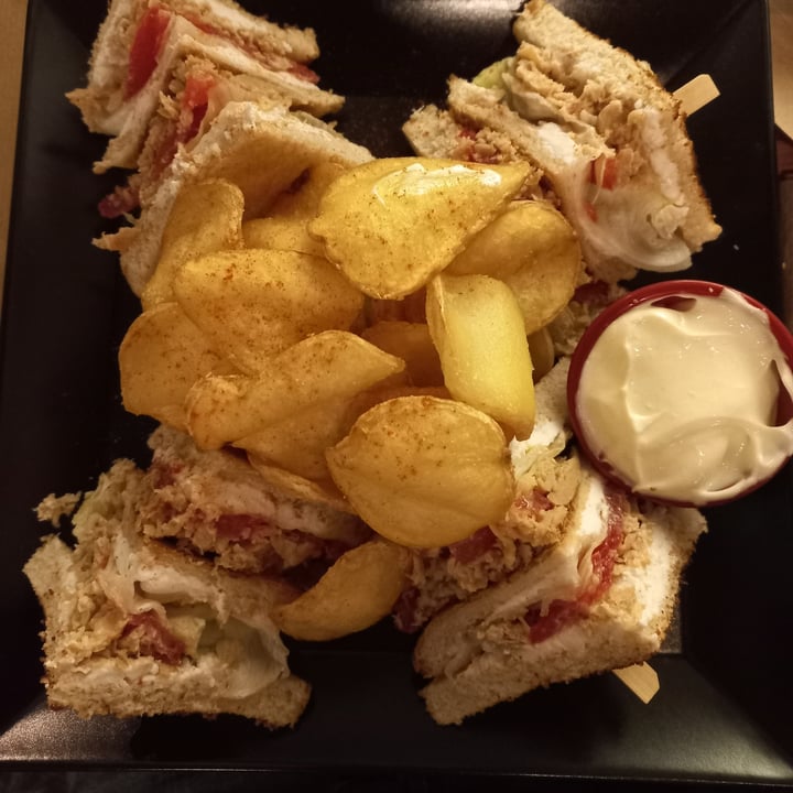 review photo of Τρεις Λαλούν - Treis Laloun No Tuna Club Sandwich shared by @temperancexiiii on 28 Oct 2022 - review