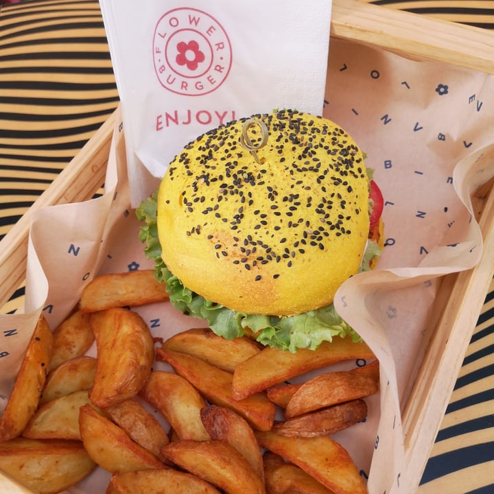 photo of Flower Burger Funky Cecio shared by @zimo on  10 Mar 2022 - review