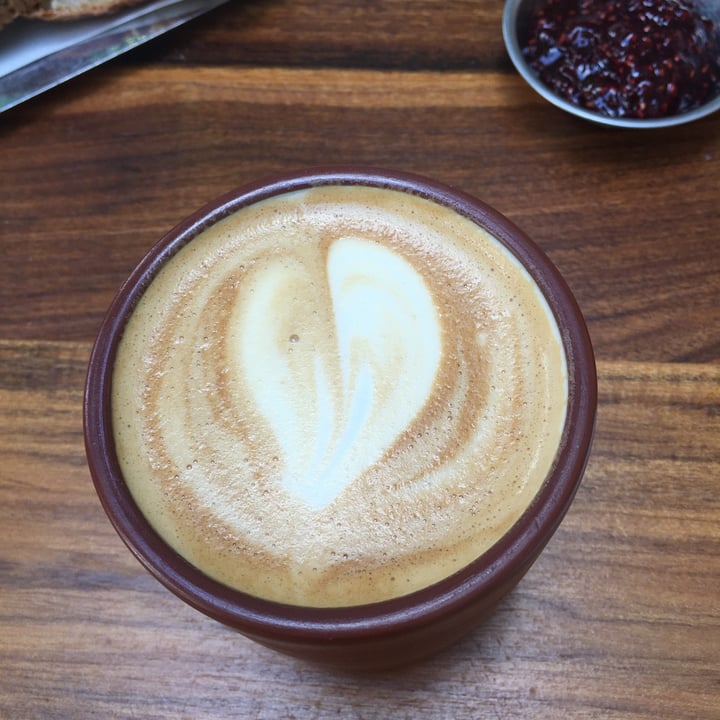 review photo of Narda Comedor Diario Flat white con leche de almendras shared by @garciaevelyn on 01 May 2021 - review