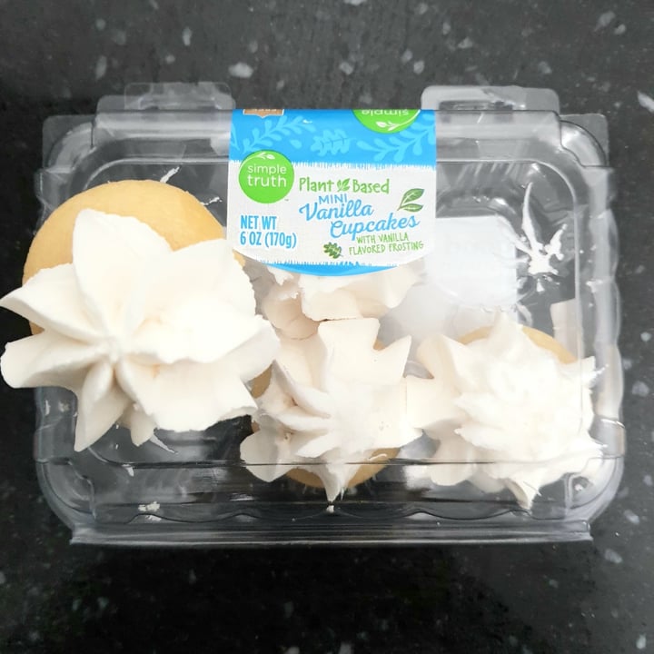 photo of Simple Truth Plant Based Mini Vanilla Cupcakes shared by @veganfoodreviewer on  26 Dec 2021 - review