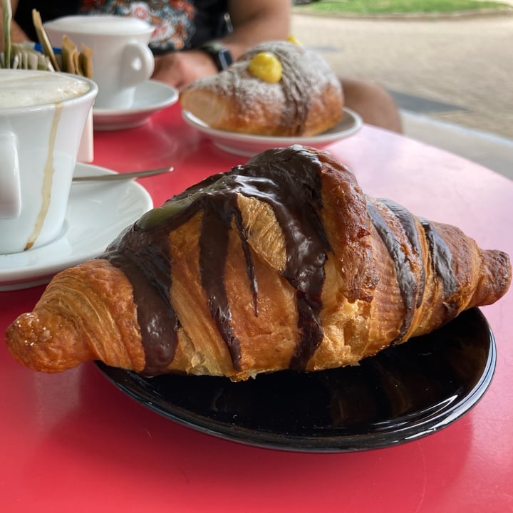 photo of Pasticceria Caffetteria Larocca Brioche vegan al pistacchio shared by @franocciola on  11 Aug 2022 - review