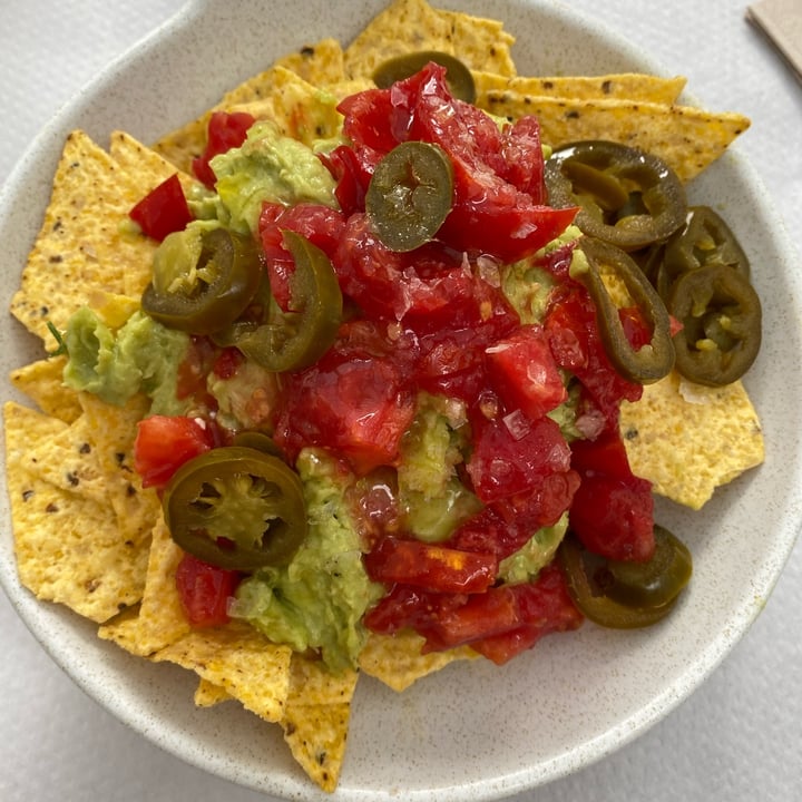 photo of Legends Cafe Nachos con guacamole shared by @saradoval on  25 Oct 2021 - review
