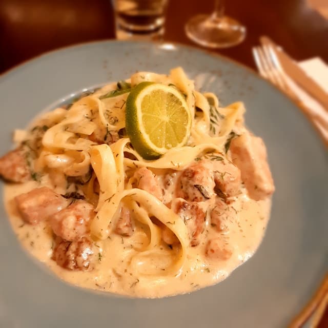 「Tagliatelle mit Lax und Spinat」の料理の写真