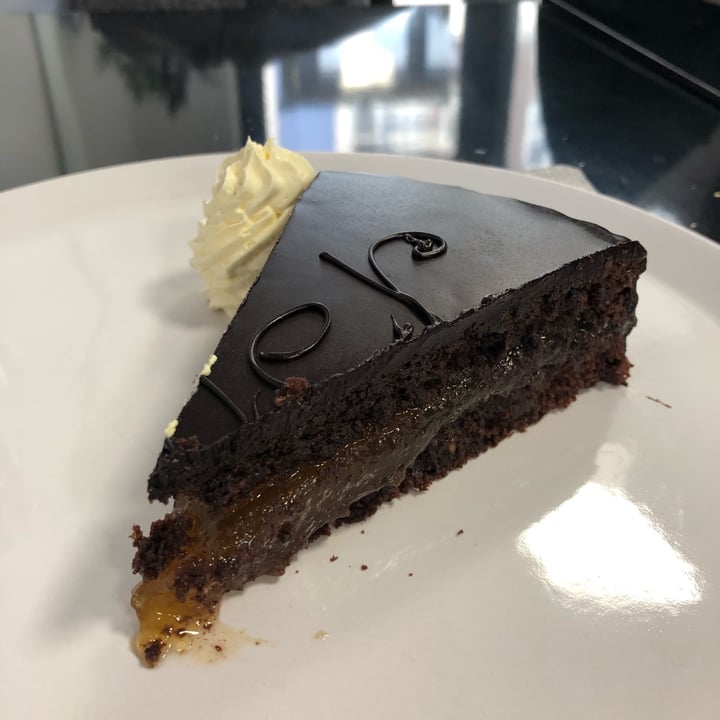 photo of Alice e Viola - Cucina vegetale Torta sacher shared by @lellino on  05 May 2022 - review