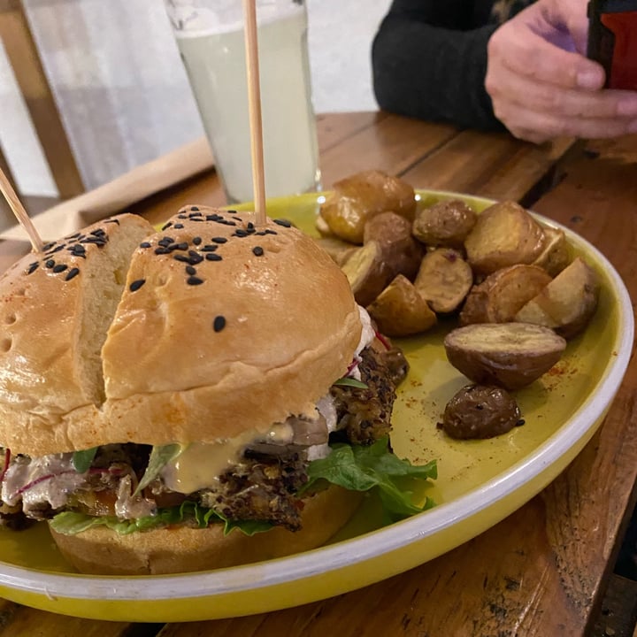 photo of El Jardín De Jazmín Atisha Burger shared by @xaldia15 on  09 Dec 2022 - review