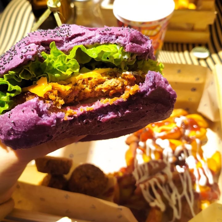 photo of Flower Burger Cheesy Cecio shared by @alezoe on  20 Dec 2021 - review