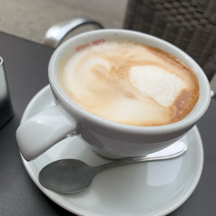 photo of L'Attimo Caffe' Di Fornasa Rodolfo capuccino con latte shared by @llisa7 on  02 Jul 2022 - review