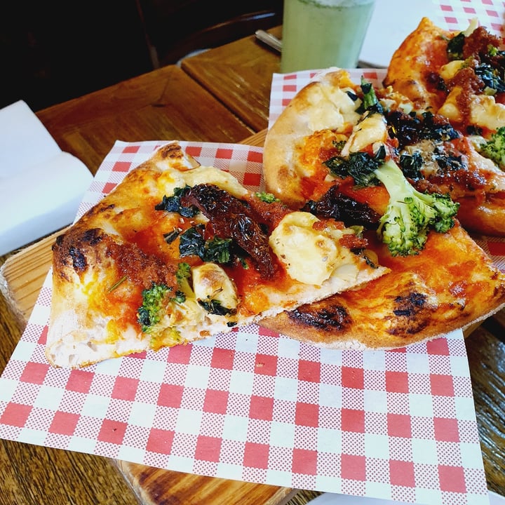 photo of Jamie's Italian Jamie's super greens pizza VEGAN shared by @veggiexplorer on  09 Jan 2021 - review
