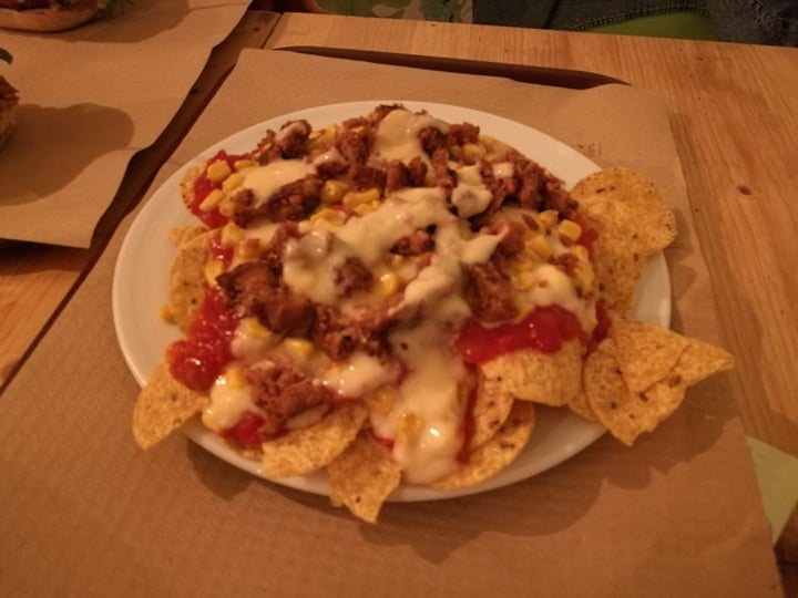 photo of Vegan Queen Nachos Beyond shared by @ferlznn on  20 Oct 2019 - review