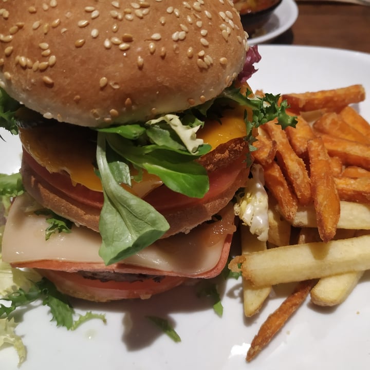 photo of Vegania Veggie Bar Carabanchel Hamburguesa shared by @thehungrychapter on  12 Jan 2021 - review