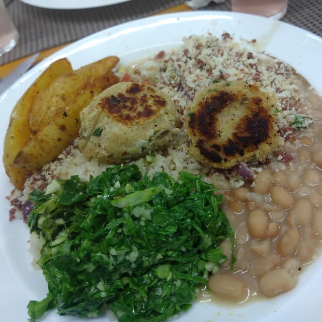 Photo of the dish “Arroz, feijão, hambúrguer en base a plantas”