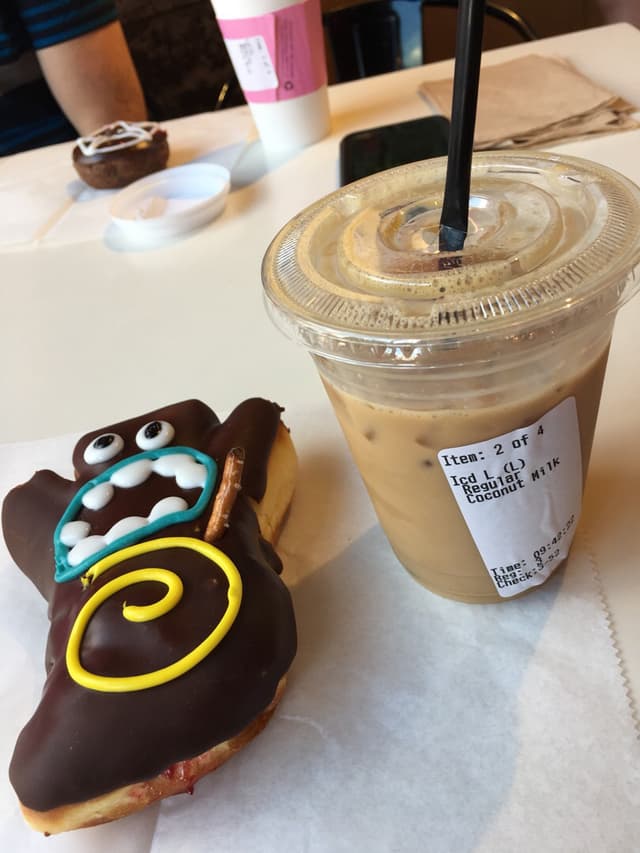 菜肴“Voodoo donuts and iced latte with coconut milk”的照片